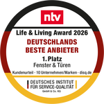 Rundes Siegel ntv Life & Living Award 2026 Deutschlands beste Anbieter 1. Platz Fenster und Türen Kundenurteil 10 Unternehmen/Marken, disq.de, Deutsches Institus für Service-Qualität GmbH & Co. KG