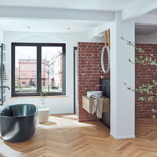 Zweiflügeliges Kunststofffenster WERU IMPREO in Schwarz ultimatt in einem modern ausgestatteten Altbaubad mit schwarzer, ovaler Badewanne