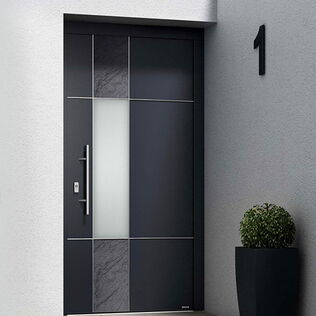ATRIS Aluminium Haustür Modell H11052 in grau, Türfüllung mit satiniertem Lichtausschnitt, Lisenen und Applikationen in einem modernen Hauseingang WERU
