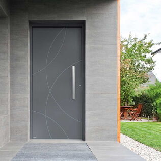 Haustür Aluminium ATRIS H11209 in grau mit bogenförmigen, sich überschneidenden Nuten, eingebaut in einen modernen Eingangsbereich WERU